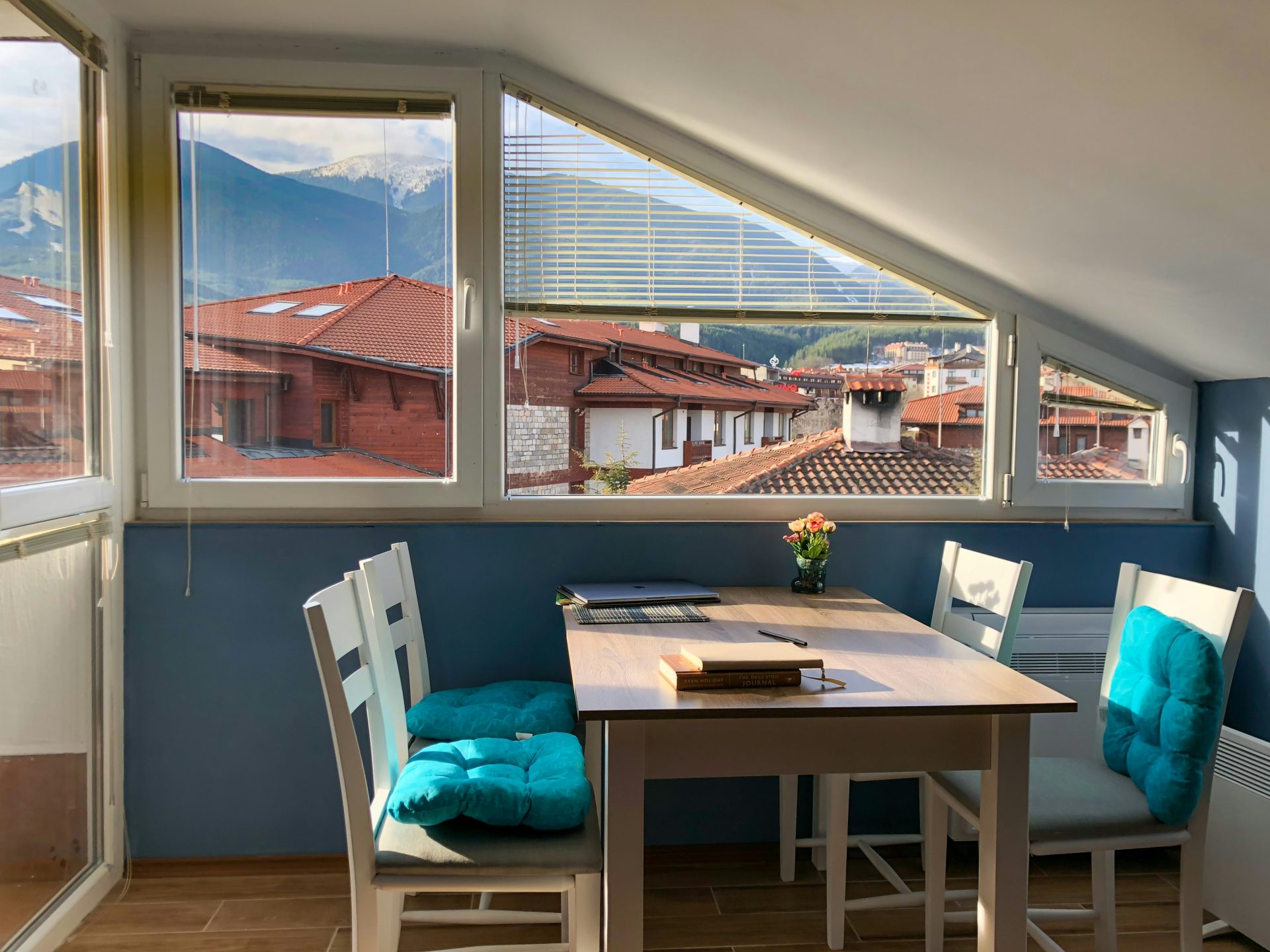 chaise rembourrée bleue et blanche à côté d'une table en bois blanche